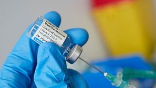 Pfizer afirma que vacina específica contra a variante ômicron provavelmente será necessária