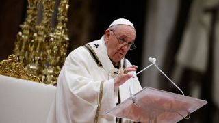 Papa considera “heróis” pais que fogem dos conflitos para proteger os filhos