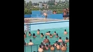 Vídeo | Gaúcho de 97 anos viraliza na internet ao dar mortal de costas em uma piscina