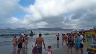 Helicóptero cai no mar em praia de Florianópolis e deixa ao menos três feridos
