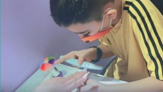 Menino de 9 anos faz unhas para pagar tratamento de irmão