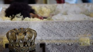 Velório de Elza Soares no Rio de Janeiro tem fila de fãs e homenagem da Mocidade
