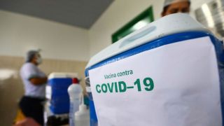 Municípios vão usar doses da coronavac em estoque para vacinar crianças