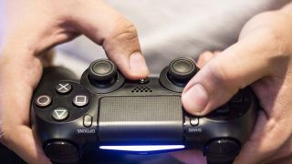 Após ter ataque de fúria jogando vídeo game, adolescente mata a mãe e irmãos