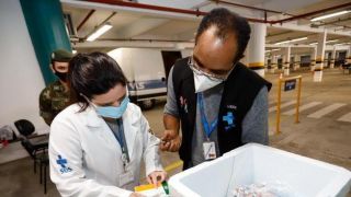 Novos lotes de vacinas contra covid chegam às cidades gaúchas nesta segunda e terça-feira