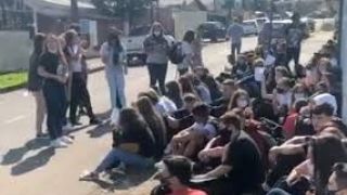 “Fora, militar!”. Após protestos, estudantes barram militarização de escola no Paraná