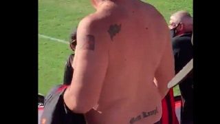 Homem com tatuagens nazistas é expulso de estádio em Pelotas