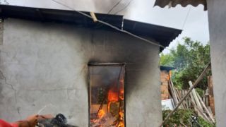 Família tem casa destruída por incêndio em Tapes e precisa de doações