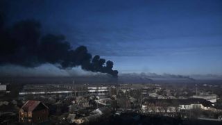 Rússia ataca a Ucrânia com tanques e bombardeios; Kiev fala em “invasão total”