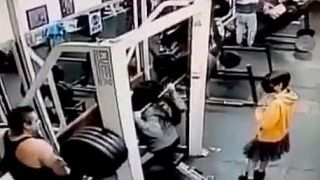 Mulher morre esmagada em academia ao tentar levantar 180 kg
