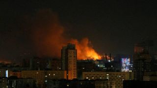 Ruas de Kiev viram principal campo de batalha na Ucrânia; mortos chegam a 198 no terceiro dia de ataques