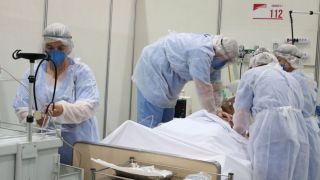 Fevereiro chega ao fim como pior mês de contágio por Covid no Brasil