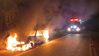 Incêndio veicular destrói Fiat Uno na ERS-717, em Tapes