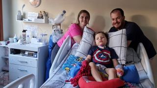 Família que precisa de aparelhos para tratamento de filho de três anos fica sem luz em Porto Alegre