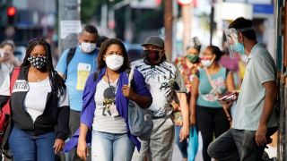 Governo do RS encomenda estudo sobre liberação do uso de máscaras em locais abertos