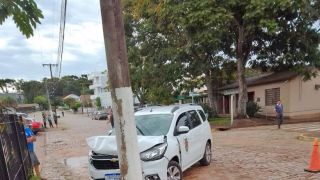 Carro da prefeitura de Sertão Santana bate em poste para evitar acidente (Vídeo)