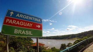 Brasileiros enfrentam filas para abastecer veículos na Argentina