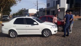 Acidente envolve dois carros no Centro de Camaquã