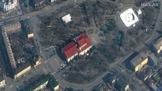 Mais de mil pessoas estão presas em teatro de Mariupol após bombardeio russo; 130 foram resgatadas