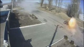 Tanque russo dispara contra carro com idosos perto de Kiev, na Ucrânia