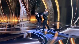 Will Smith dá tapa na cara de Chris Rock durante o Oscar 2022