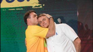 Senador Flavio Bolsonaro diz que tentativa de homicídio continua trazendo transtornos à saúde do seu pai