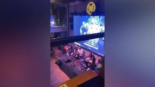 Mulher morre durante festa e baile continua com o corpo exposto em salão