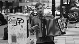 Gaiteiro natural de Dom Feliciano se destaca pelo talento nas ruas de Porto Alegre