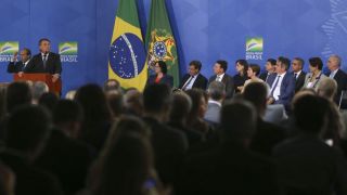 Novos ministros tomam posse no Palácio do Planalto