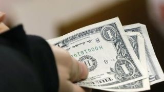 Dólar fecha a R$ 4,66 e tem menor patamar em mais de dois anos