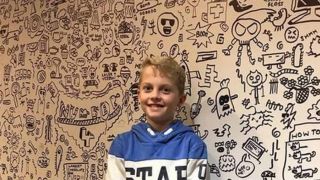 Garoto que era repreendido na escola por rabiscar caderno vai decorar restaurante com seus desenhos