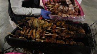 Mulher engole chip de rastrear cachorro ao comer espetinho de carne