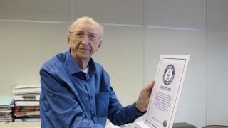 Brasileiro de 100 anos bate recorde mundial por estar há mais tempo na mesma empresa