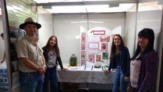 Primeiro dia de apresentação e muita procura pelo projeto canteiros suspensos, desenvolvido pelas alunas de Dom Feliciano na Expoagro