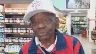 Idoso de 104 anos trabalha com carteira assinada em supermercado