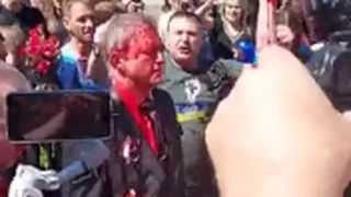Manifestantes jogam tinta vermelha no embaixador da Rússia na Polônia; veja o momento do ataque