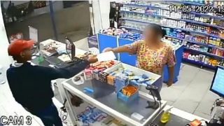 Mulher entra em farmácia assaltada e, sem perceber, entrega receita a criminoso
