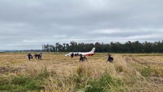 Avião realiza pouso forçado às margens da BR-290, na Região Metropolitana de Porto Alegre