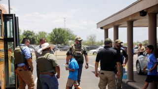 Atirador mata 19 crianças e dois adultos em escola no Texas