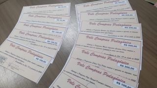  Direção da Escola Cassiano entrega R$ 2000,00 em Vale Compras Pedagógico aos professores em Encruzilhada do Sul