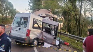 Grave acidente entre van e caminhão deixa sete mortes em Sarandi, no Norte do RS
