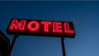 Homem deixa motosserra penhorada em motel após passar 16 horas em suíte
