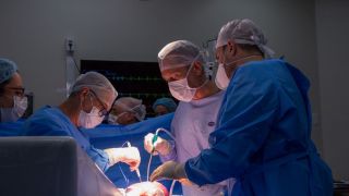 Bebê passa por cirurgia ainda no ventre da mãe no Hospital Moinhos de Vento