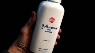 Johnson & Johnson anuncia suspensão de venda de talco para bebês