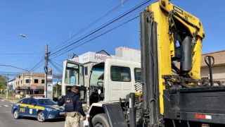 Dois homens são presos durante tentativa de furto de caminhão em Canoas