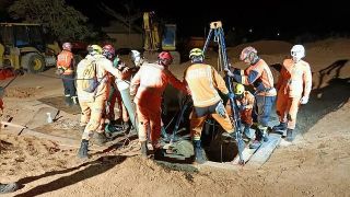 Bombeiros tentam retirar criança de um buraco de 8 metros de profundidade em MG