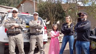 Menina que sonha ser policial ganha visita surpresa da BM e PC em seu aniversário de 7 anos