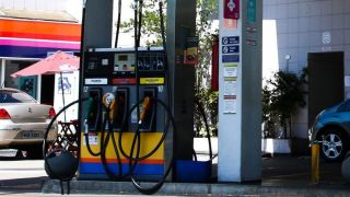 Preço da gasolina nos postos volta a subir após 15 semanas