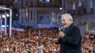 Lula participa de caminhada com apoiadores em Porto Alegre