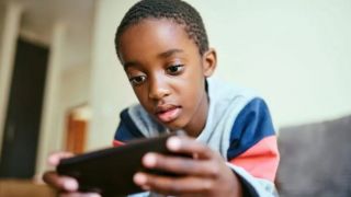 Projeto proíbe redes sociais para menores de 12 anos e veda recompensa em games